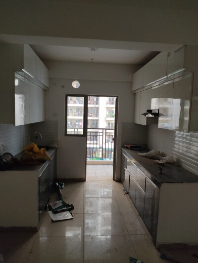 3bhksemi-furnished flat available in Noida extension