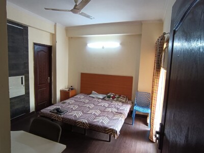 2 bhk flat Available Fully furnished Golf city plot 11 sectors 75