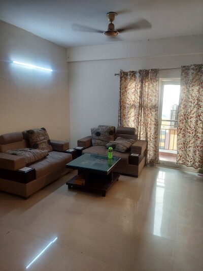 2bhk Room Available Sector 75 golf city plot 11-2