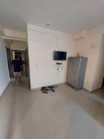 2bhk Room Available Sector 75 golf city plot 11-4