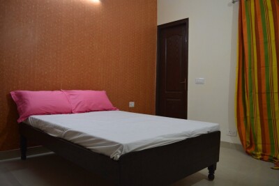 Room sector 75 Golf city plot 11