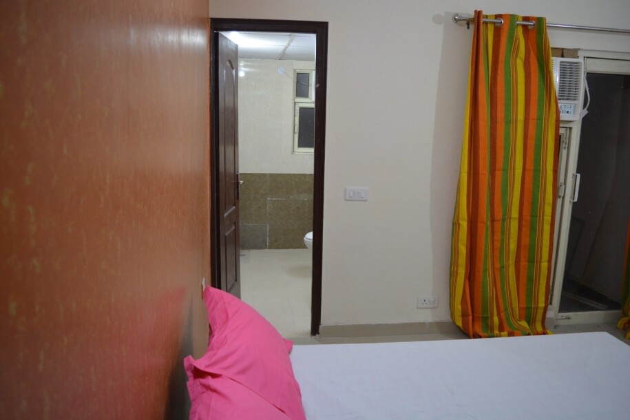 Room sector 75 Golf city plot 11-6