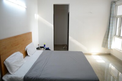 4 BHK FLAT  Fully furnished Apartment Sector 75 golf city plot 10